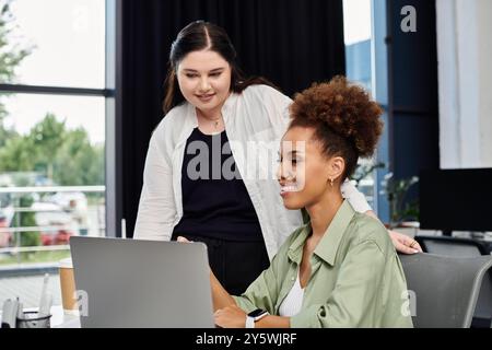 Zwei professionelle Frauen arbeiten zusammen und diskutieren Ideen an einem stilvollen Schreibtisch. Stockfoto