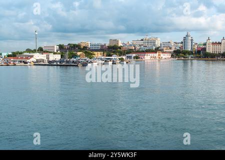 San Juan, Puerto Rico - 20. April 2017: Eine pulsierende Küstenstadt unter einem ruhigen Himmel. Stockfoto
