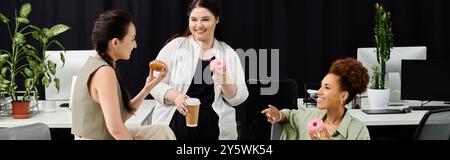 Drei stilvolle Kollegen genießen Kaffee und Donuts und lachen während einer Pause am Arbeitsplatz. Stockfoto