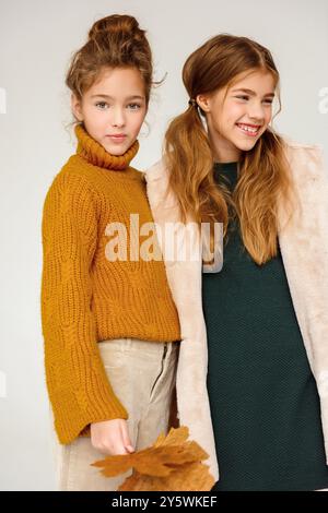 Zwei Teenager-Mädchen, Schulmädchen Porträt im Studio. Stockfoto