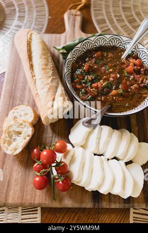 Bruschetta mit frischen Tomaten, Mozzarella und einem Baguette Stockfoto