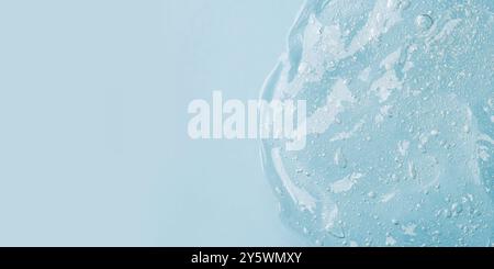 Transparentes Hautpflegeprodukt auf blauem Hintergrund Stockfoto