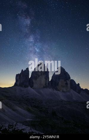 Milchstraße über drei Zinnen von Lavaredo, Dolomiten, Südtirol, Italien Stockfoto