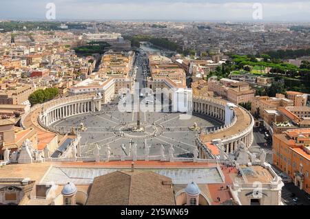 Aus der Vogelperspektive auf den Petersplatz und die Vatikanstadt in Rom, Italien. Stockfoto