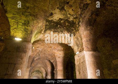 In der Nähe des Eingangstors aus Messing, einer römischen Bogenspitze in den Kellern des Diokletianspalastes, manchmal auch als „Kellerhalle“ bezeichnet. Altstadt Split. Kroatien. (138) Stockfoto