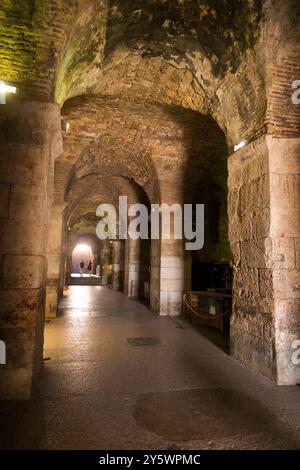 Die Keller des Diokletian-Palastes, die manchmal auch als „Kellerhallen“ und entfernte Touristen bezeichnet werden, sind direkt hinter der Eingangstür aus Messing zu sehen. Diokletianpalast, Altstadt von Split. Kroatien. (138) Stockfoto