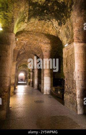 Die Keller des Diokletian-Palastes, die manchmal auch als „Kellerhallen“ und entfernte Touristen bezeichnet werden, sind direkt hinter der Eingangstür aus Messing zu sehen. Diokletianpalast, Altstadt von Split. Kroatien. (138) Stockfoto