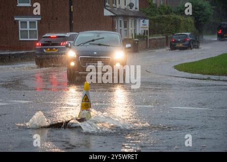 Horspath, Oxfordshire, UK, 23. Septmeber 2024. Bei starken Regenfällen überströmende Abflüsse erschweren das Fahren. Quelle: Martin Anderson/Alamy Live News Stockfoto