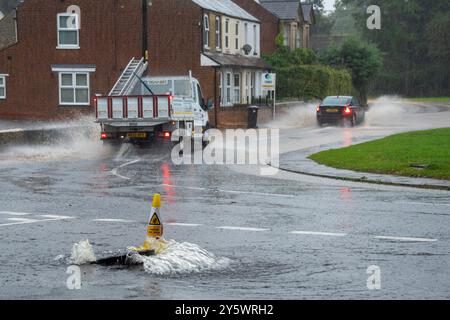 Horspath, Oxfordshire, UK, 23. Septmeber 2024. Bei starken Regenfällen überströmende Abflüsse erschweren das Fahren. Quelle: Martin Anderson/Alamy Live News Stockfoto