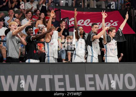 Hamburg, Deutschland. September 2024. Veolia Towers Hamburg, Bank jubelt/Jubel, GER, Veolia Towers Hamburg vs Alba Berlin, Basketball, Bundesliga, Spieltag 1, Saison 2024/2025, 22.09.2024 Foto: Eibner-Pressefoto/Max Vincen Credit: dpa/Alamy Live News Stockfoto