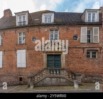 EU, Frankreich - 09 21 2024: Blick auf die Fassade und den Steineingang eines privaten Herrenhauses Stockfoto