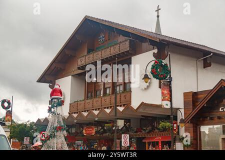 Die Fassade des Palacio dos Festivais (Festivalpalast) an der Hauptstraße von Gramado mit weihnachtsdekoration, Serra Gaucha, Rio Grande do Sul Stockfoto