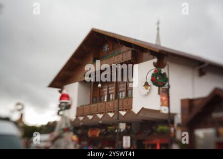 Die Fassade des Palacio dos Festivais (Festivalpalast) an der Hauptstraße von Gramado mit weihnachtsdekoration, Serra Gaucha, Rio Grande do Sul Stockfoto