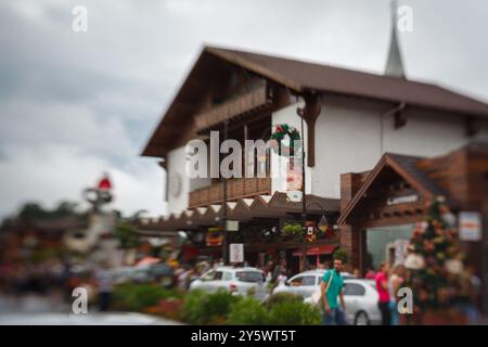 Die Fassade des Palacio dos Festivais (Festivalpalast) an der Hauptstraße von Gramado mit weihnachtsdekoration, Serra Gaucha, Rio Grande do Sul Stockfoto