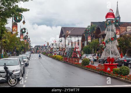 Weihnachtsbäume und Dekoration im Zentrum von Gramado, Serra Gaucha, Rio Grande do Sul, Brasilien Stockfoto