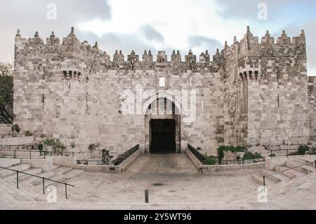 Das Damaskus-Tor, eines der Haupttore der Altstadt von Jerusalem, erbaut 1537 unter der Herrschaft von Suleiman dem Großen. Stockfoto