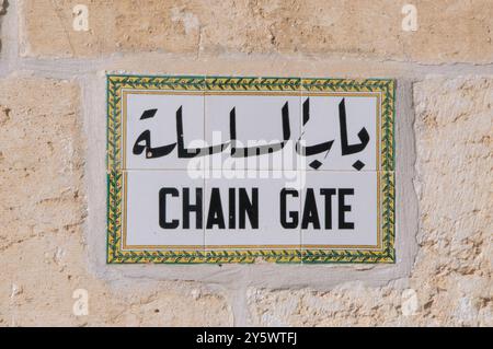 Ein Straßenschild mit Keramikfliesen auf Arabisch und Englisch mit der Aufschrift Chain Gate, ein Eingangspunkt zum Tempelberg, Al Aqsa Moschee und Dome of the Rock in t Stockfoto