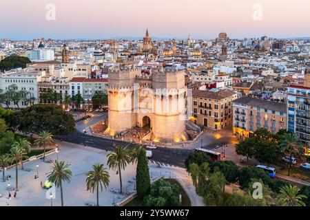 Aus der Vogelperspektive auf die Serranos Towers und die Altstadt in der Abenddämmerung, Valencia, Valencianische Gemeinschaft, Spanien Stockfoto