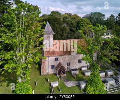 Die St. Michael & All Angels Church aus dem 12. Jahrhundert in Knights Enham. Andover, Hampshire. Stockfoto