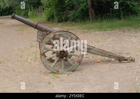 Alte Holzkanone. Rostige Metallkanonen auf Holzsockel. Stockfoto