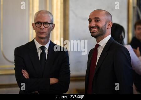 Paris, Frankreich. September 2024. Frankreichs neu ernannter Delegierter Europaminister Benjamin Haddad blickt am 23. September 2024 neben Frankreichs scheidendem stellvertretenden französischen Minister für Außenhandel, Attraktivität, Frankophonie und französische Staatsangehörige im Ausland Franck Riester bei der Übergabe mit im Ministerium für auswärtige und europäische Angelegenheiten in Paris. Foto: Firas Abdullah/ABACAPRESS. COM Credit: Abaca Press/Alamy Live News Stockfoto