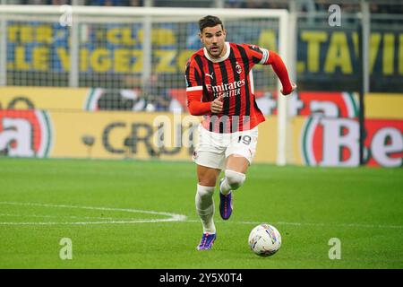 Mailand, Italie. September 2024. Theo Hernandez (AC Milan) während des italienischen Meisterschaftsspiels Serie A zwischen dem FC Internazionale und dem AC Milan am 22. September 2024 in Giuseppe Meazza in Mailand, Italien - Foto Morgese-Rossini/DPPI Credit: DPPI Media/Alamy Live News Stockfoto