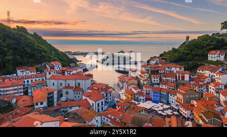 Ein 16:9-Foto von einem Sonnenuntergang in Cudillero, einem malerischen kleinen Fischerdorf an der Küste von Asturien, der „Costa Verde“, einer der schönsten orte Stockfoto