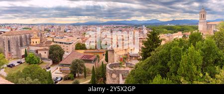 Panoramablick auf die Stadt Girona in Katalonien, Spanien, mit der Kathedrale von Girona und einem historischen Kloster. Stockfoto