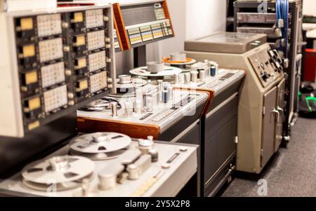 Vintage-Studio-Ausstattung mit Bandautomaten und analogen Soundmischern. Stockfoto