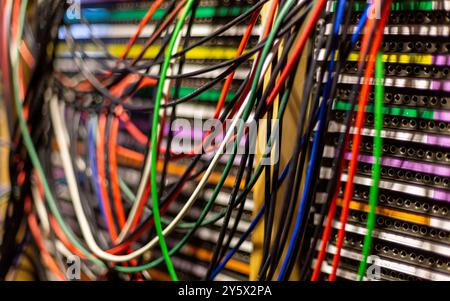 Nahaufnahme eines bunten Netzwerkserverkabels und Switches in einem Rechenzentrum. Stockfoto