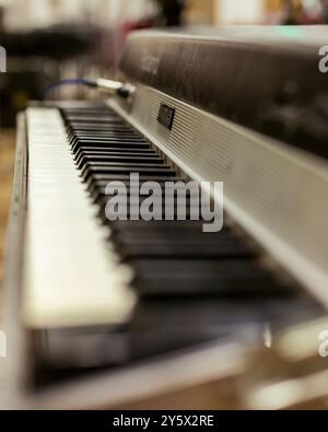 Nahaufnahme einer elektronischen Tastatur mit geringer Schärfentiefe, fokussiert auf die Tasten. Stockfoto