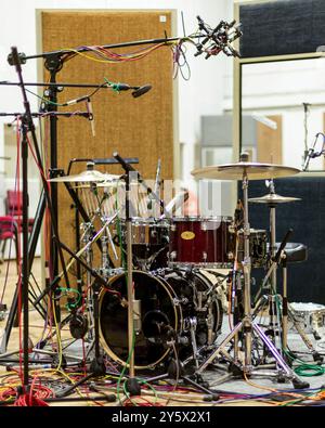 Ein professionelles Schlagzeug mit mehreren Mikrofonen in einer Aufnahmestudioumgebung. Stockfoto