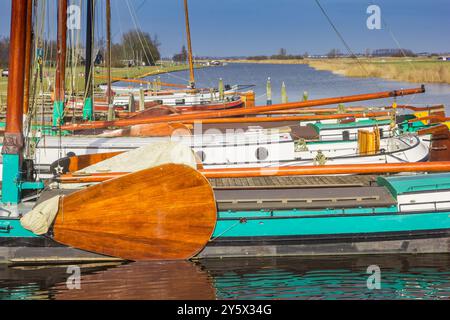 Nahaufnahme traditioneller friesischer Segelschiffe in Sloten, Niederlande Stockfoto