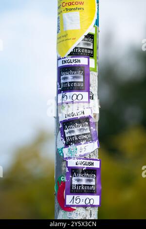 Aufkleber für die Besuchertour durch Auschwitz Birkenau auf dem Poststück vor dem Eingang der Gedenkstätte und des Museums Auscwitz-Birkenau, Oswiecim, Polen Stockfoto