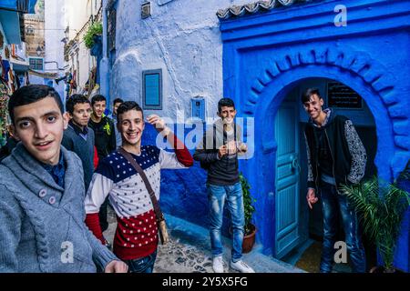 Tetouan Studenten besuchen die Medina, Chefchaouen, -Chauen-, Marokko, Nordafrika, afrikanischer Kontinent Stockfoto