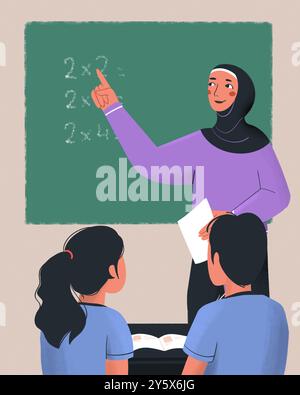 Ein lächelnder Lehrer in einem Hijab weist auf ein mathematisches Problem auf dem Schwarzen Brett hin, während zwei Schüler mit dem Rücken zum Zuschauer schauen. Stockfoto
