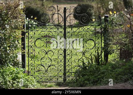 Verziertes Metalltor gegenüber der Pfarrkirche Streat in der Nähe von Ditchling, East Sussex. Stockfoto