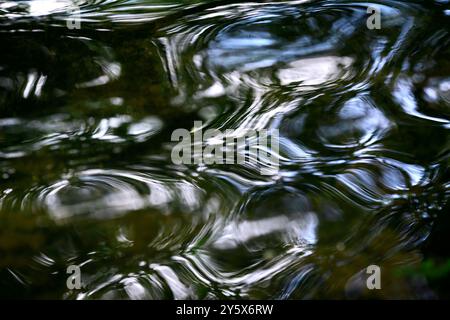 Licht reflektiert vom wirbelnden Wasser im Staunton Harold Reservoir, Derbyshire. Stockfoto