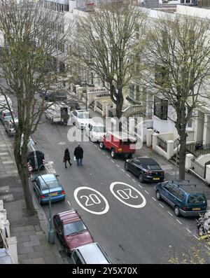 Schilder mit 20 km/h-Geschwindigkeitsbegrenzung auf einer Wohnstraße in Hove, East Sussex. Stockfoto