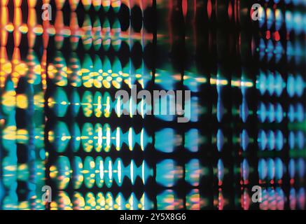 Abstrakte Bokeh-Lichter mit leuchtenden Farben und unscharfem Hintergrund durch strukturiertes Glas. Stockfoto