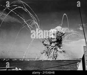 Ein Vintage-Foto um den Juli 1943 von einem amerikanischen Frachtschiff, das explodiert, nachdem es von deutschen Tauchbombern bei der Invasion Siziliens während des Zweiten Weltkriegs getroffen wurde Stockfoto