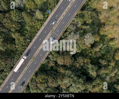 Von oben nach unten auf die Verbindungsstraße zwischen Bäumen in Bidston, Wirral, England Stockfoto