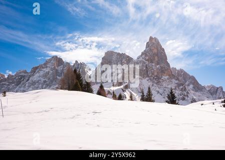 Winterberglandschaft am sonnigen Tag in den Dolomiten, Italien Stockfoto