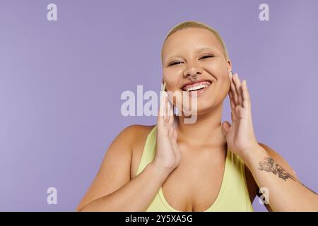 Die junge Frau strahlt vor Glück und zeigt ihre lebendige Kleidung und ihren verspielten Geist. Stockfoto