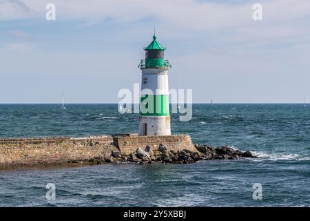 Grün-weißer Leuchtturm an der Mündung der Schlei-Mündung bei Maasholm. Schlei-Mündung mit Piloteninsel und Leuchtturm Schleimünde. Auf der Ostsee, Kappeln, Schleswig-Holstein, Deutschland Stockfoto