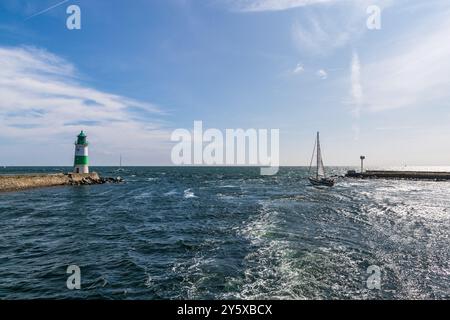 Schlei-Mündung in der Nähe von Maasholm mit Leuchtturm und Segelboot. Schlei-Mündung mit Piloteninsel und Leuchtturm Schleimünde. Auf der Ostsee, Kappeln, Schleswig-Holstein, Deutschland Stockfoto