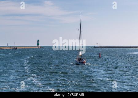 Schlei-Mündung in der Nähe von Maasholm mit Leuchtturm und Segelboot. Schlei-Mündung mit Piloteninsel und Leuchtturm Schleimünde. Albatrosweg, Kappeln, Schleswig-Holstein, Deutschland Stockfoto