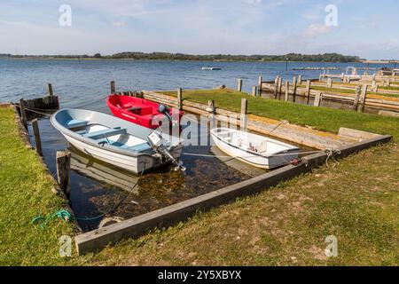 Ruderboote in einer denkmalgeschützten Werft bei Maasholm an der Schlei. Maasholm, Strandweg, Geltinger Bucht, Schleswig-Holstein, Deutschland Stockfoto