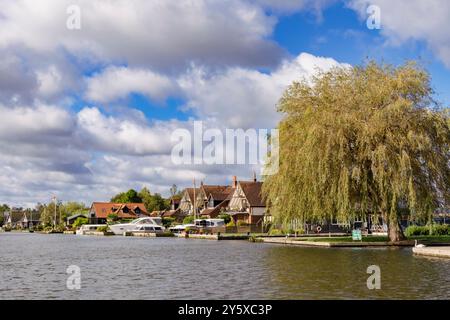 Riverside Häuser mit Bootsankern entlang des River Bure im Norfolk Broads National Park. Horning, Wroxham, Norfolk, East Anglia, England, Großbritannien, Großbritannien Stockfoto