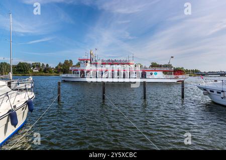 Ausflugsboot Schlei-Princess auf dem Weg von Kappeln zur Mündung der Schlei bei Maasholm. Ausflugsdampfer Schlei Princess. Am Hafen, Kappeln, Schleswig-Holstein, Deutschland Stockfoto